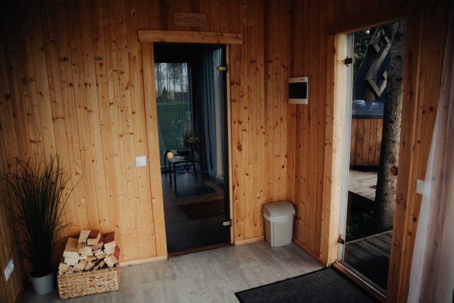 Atpūtas telpa izejot no saunas