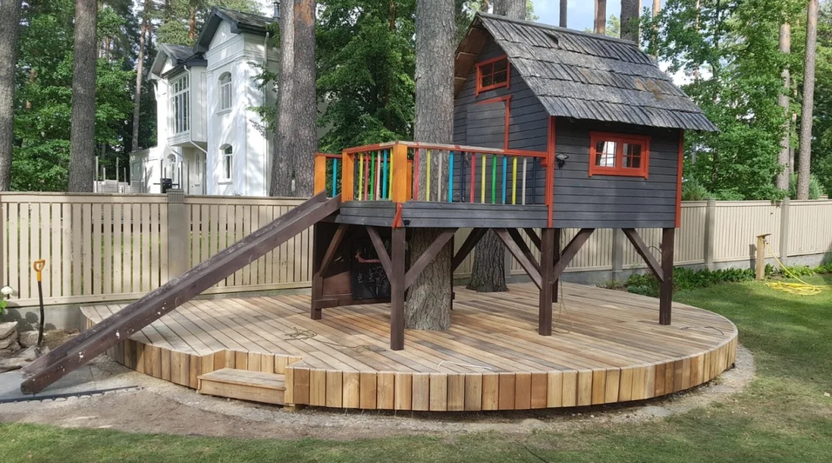 Rotaļu laukums ar terasi