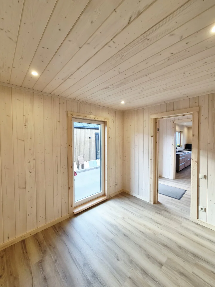 Vissezonas karkasa māja 11x4,90m Istaba