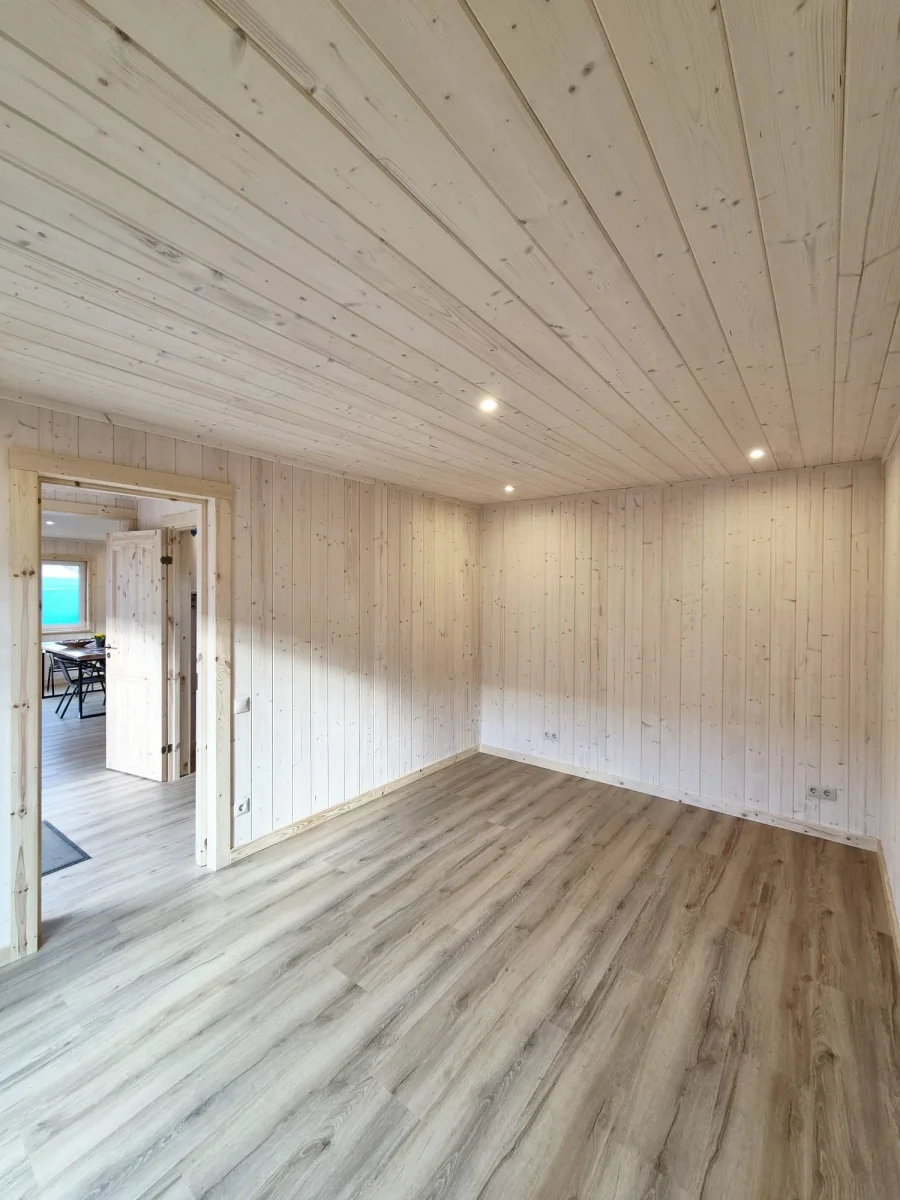 Vissezonas karkasa māja 11x4,90m Istaba ar logu