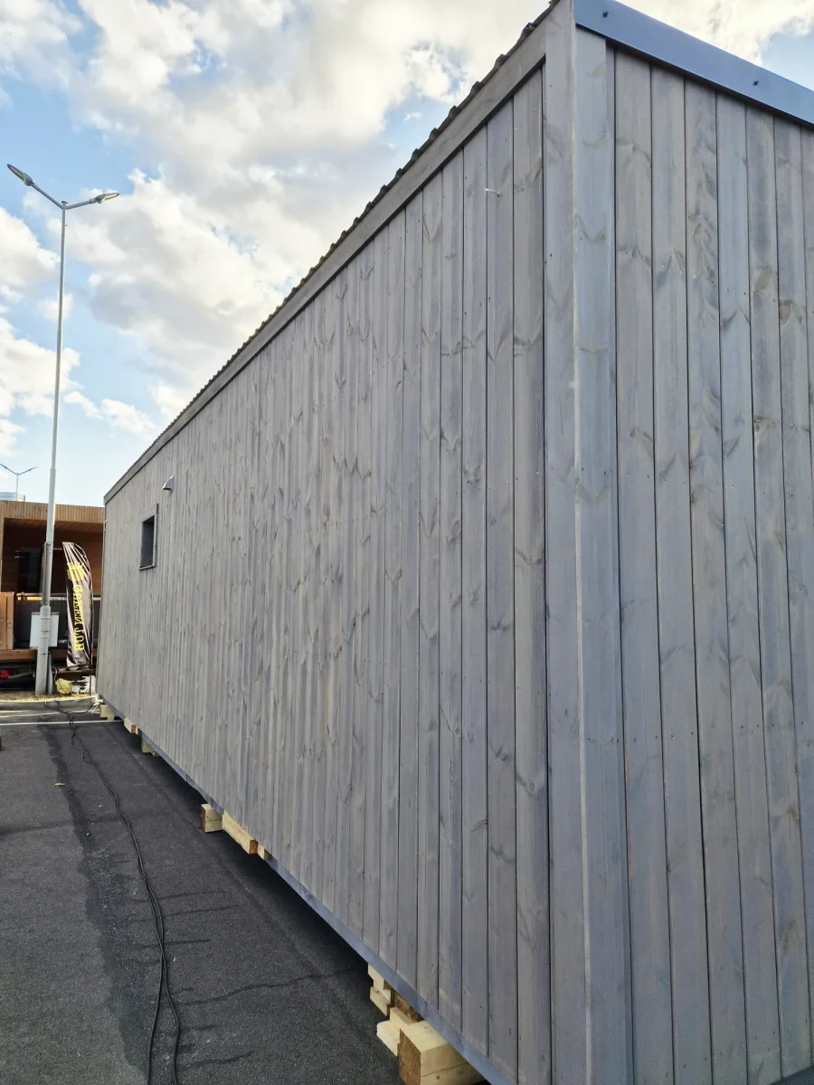 Vissezonas karkasa māja 11x4,90m. Izvadīts elektrības un kanalizācijas pieslēgums. Apsilde ar gaiss-gaiss siltumsūkni
